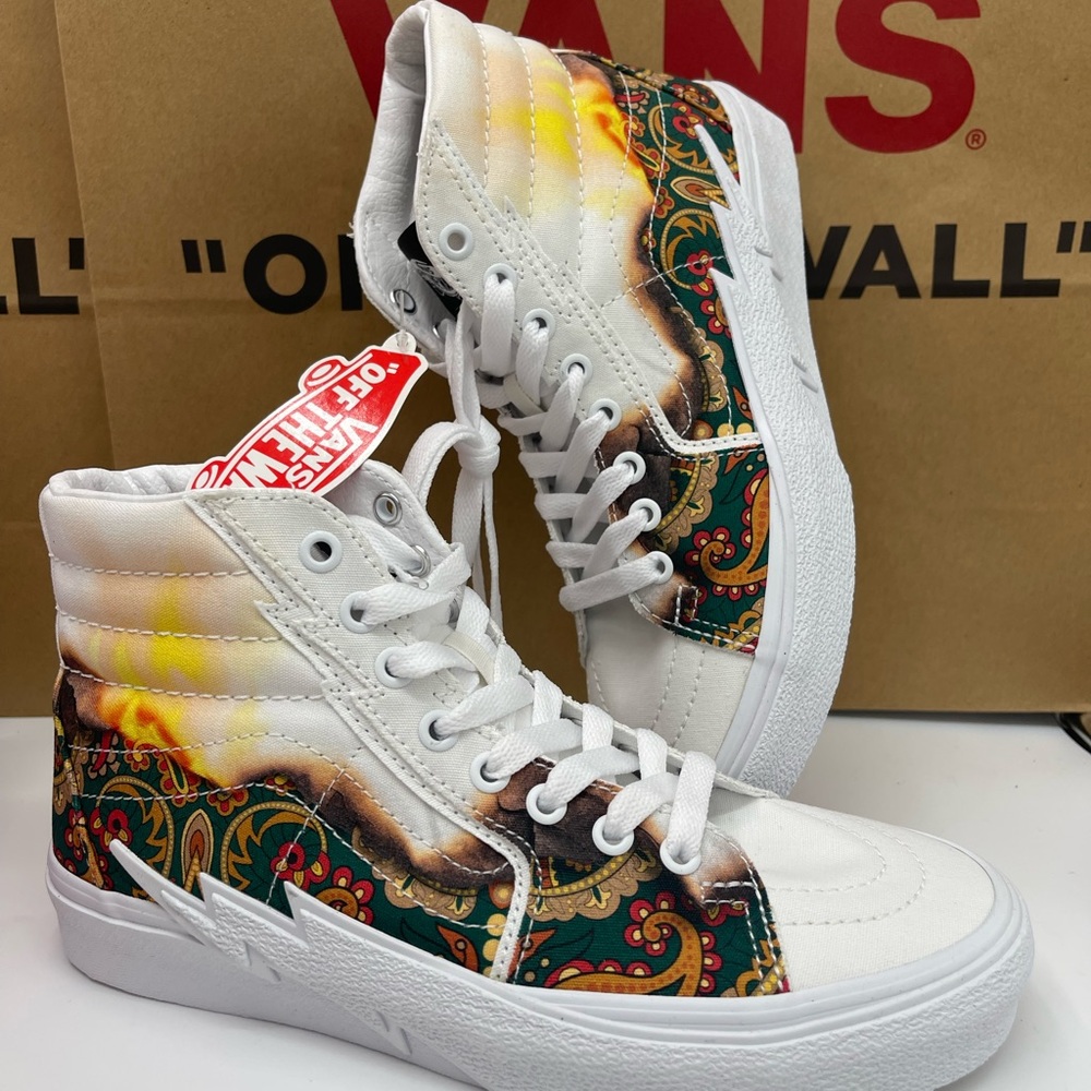 Vans WMNS Sk8-Hi Bolt (Big Reveal) True White/P Sneakers
VN0A5JIVAZQ - Picture 15 of 16